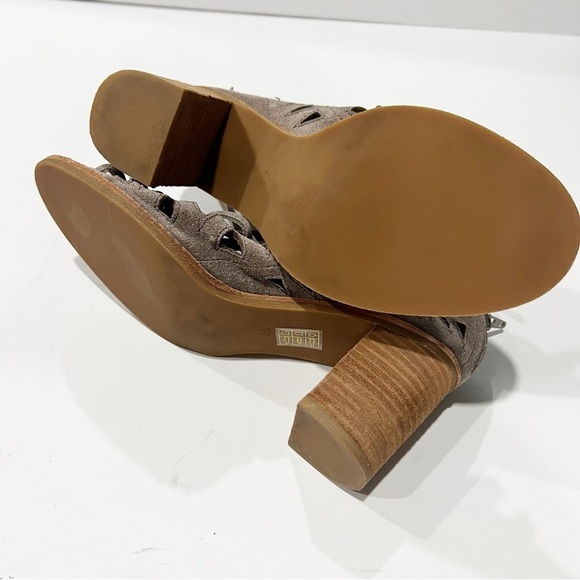 Jeffrey Campbell Lace Up Bootie Suede Taupe Size 7.5 - Picture 5 of 7